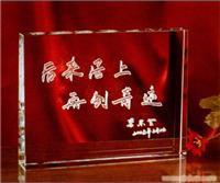 水晶紀(jì)念品的多元應(yīng)用 從企業(yè)認證到同窗情誼的藝術(shù)載體